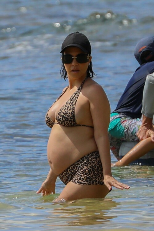 Kourtney-Kardashian-baby-bump-in-Kauai-Hawaii---July-11-2023-115e081a2f54fecec.jpeg