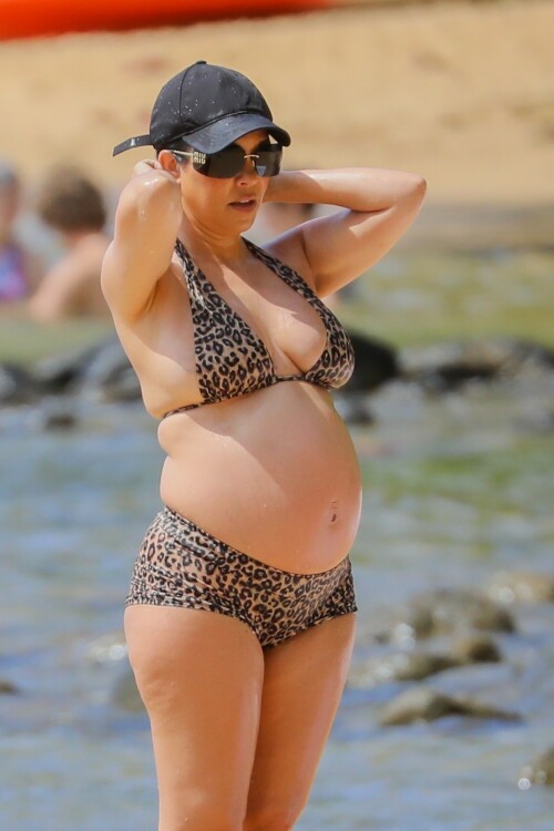 Kourtney-Kardashian-baby-bump-in-Kauai-Hawaii---July-11-2023-116bc9d12d8e572752.jpeg