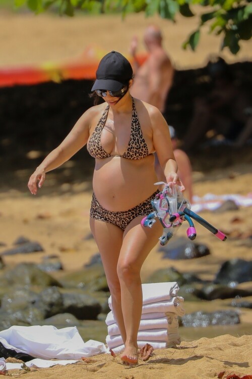 Kourtney-Kardashian-baby-bump-in-Kauai-Hawaii---July-11-2023-1391519e823b45caa0.jpeg