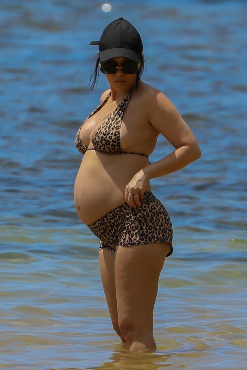 Kourtney-Kardashian-baby-bump-in-Kauai-Hawaii---July-11-2023-16c4b952c8bb180e87.jpeg