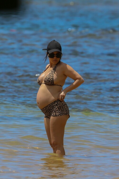 Kourtney-Kardashian-baby-bump-in-Kauai-Hawaii---July-11-2023-1768b0712c974f9fb0.jpeg