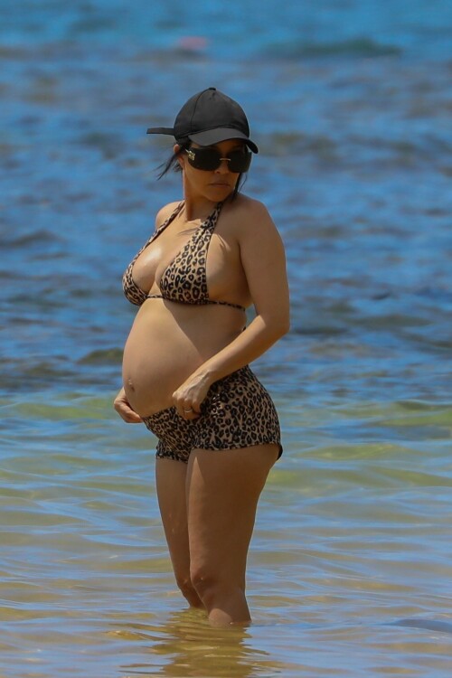 Kourtney-Kardashian-baby-bump-in-Kauai-Hawaii---July-11-2023-185f4755c80712f30d.jpeg