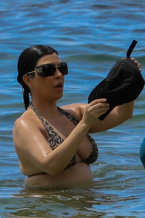 Kourtney-Kardashian-baby-bump-in-Kauai-Hawaii---July-11-2023-195ac5f8e7be1b4161.jpeg