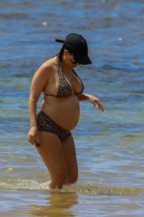 Kourtney-Kardashian-baby-bump-in-Kauai-Hawaii---July-11-2023-208428d61f557776ff.jpeg