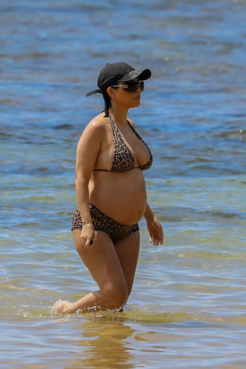 Kourtney-Kardashian-baby-bump-in-Kauai-Hawaii---July-11-2023-21f02b7e1e2cccb602.jpeg