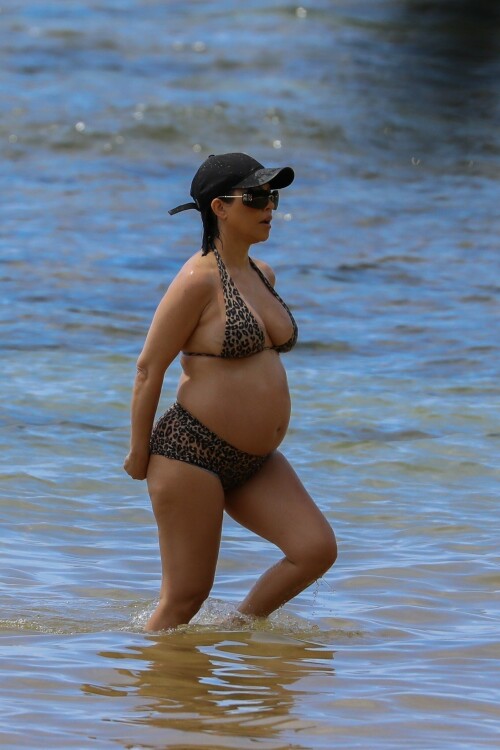 Kourtney-Kardashian-baby-bump-in-Kauai-Hawaii---July-11-2023-22ce2e75dedc0fbbb4.jpeg