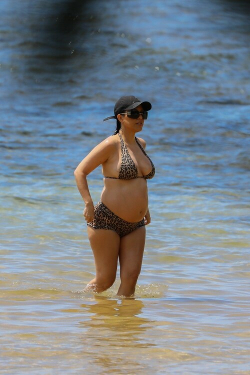 Kourtney-Kardashian-baby-bump-in-Kauai-Hawaii---July-11-2023-2346a31500d44f44c6.jpeg