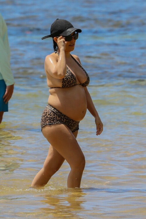 Kourtney-Kardashian-baby-bump-in-Kauai-Hawaii---July-11-2023-249d9fc1f867c08e3e.jpeg