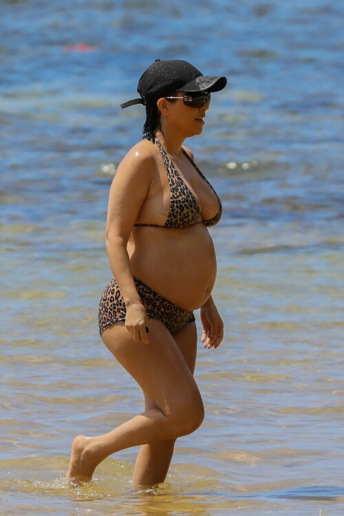 Kourtney-Kardashian-baby-bump-in-Kauai-Hawaii---July-11-2023-253c10d484ceaf4d06.jpeg