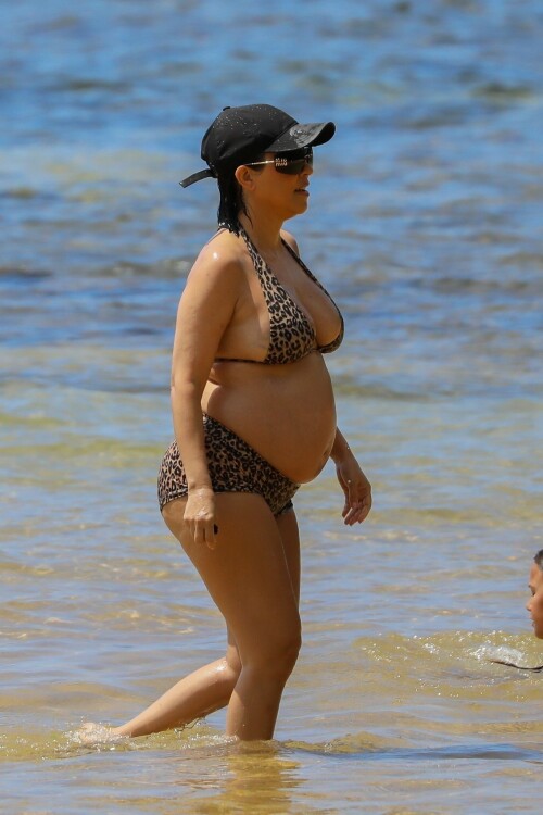 Kourtney-Kardashian-baby-bump-in-Kauai-Hawaii---July-11-2023-266e6f21237b7bd1fa.jpeg