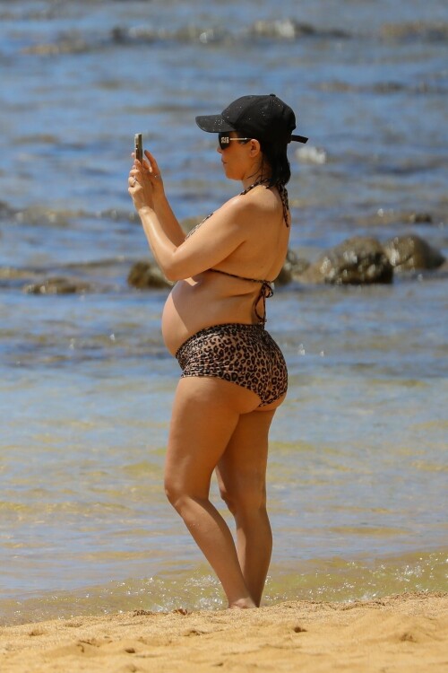 Kourtney-Kardashian-baby-bump-in-Kauai-Hawaii---July-11-2023-2939e3b2a1899e0ccd.jpeg