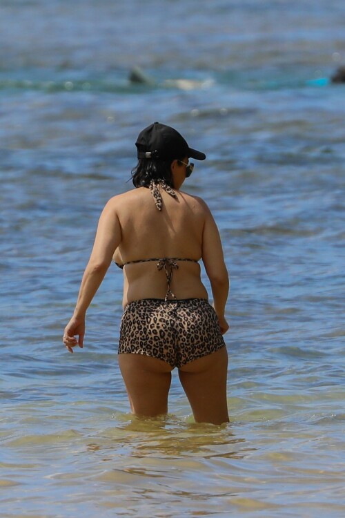 Kourtney-Kardashian-baby-bump-in-Kauai-Hawaii---July-11-2023-31cd980cdcb8e6c0a5.jpeg