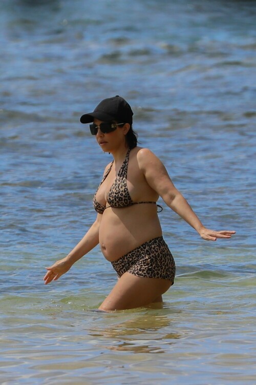 Kourtney-Kardashian-baby-bump-in-Kauai-Hawaii---July-11-2023-32c0c905f39d61837a