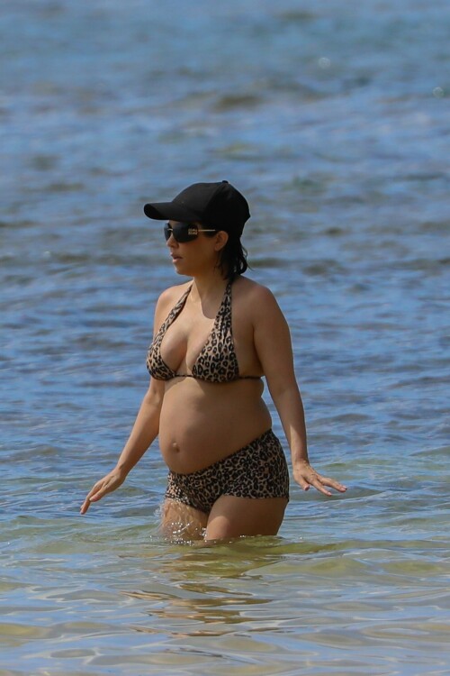 Kourtney-Kardashian-baby-bump-in-Kauai-Hawaii---July-11-2023-338bc758a8326dcdf0.jpeg