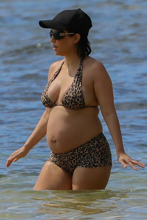 Kourtney-Kardashian-baby-bump-in-Kauai-Hawaii---July-11-2023-34a2db23a01ee132bf.jpeg