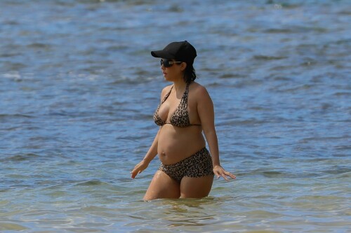 Kourtney-Kardashian-baby-bump-in-Kauai-Hawaii---July-11-2023-3574017ab28004af54.jpeg