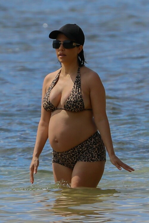 Kourtney-Kardashian-baby-bump-in-Kauai-Hawaii---July-11-2023-3661be4d9ac0b40963.jpeg