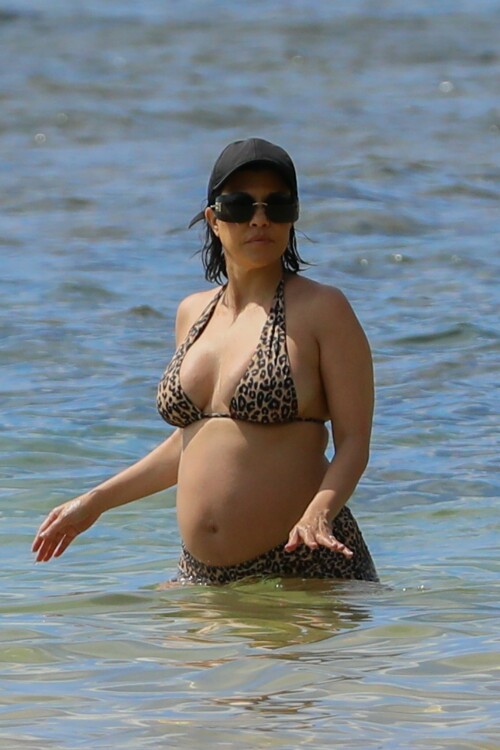 Kourtney-Kardashian-baby-bump-in-Kauai-Hawaii---July-11-2023-38b11055dce1dcfcf5.jpeg