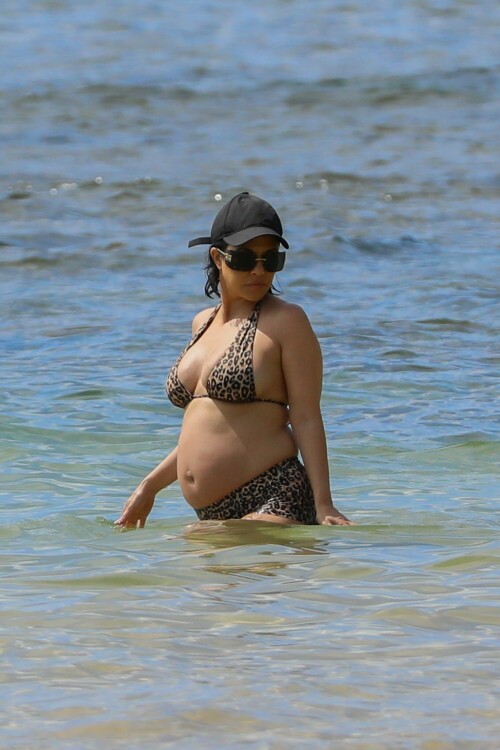 Kourtney-Kardashian-baby-bump-in-Kauai-Hawaii---July-11-2023-393e3402cf3b1564f1