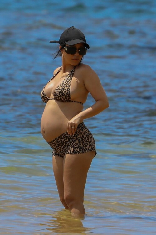 Kourtney-Kardashian-baby-bump-in-Kauai-Hawaii---July-11-2023-3e82fbb2a0702e3ea