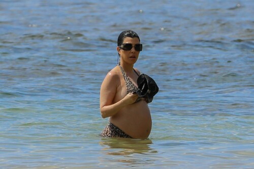 Kourtney-Kardashian-baby-bump-in-Kauai-Hawaii---July-11-2023-40746fb5a506b27442