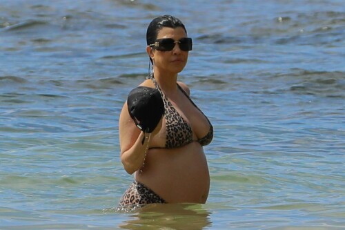 Kourtney-Kardashian-baby-bump-in-Kauai-Hawaii---July-11-2023-41232bafffae5877ae.jpeg