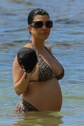 Kourtney-Kardashian-baby-bump-in-Kauai-Hawaii---July-11-2023-41232bafffae5877ae