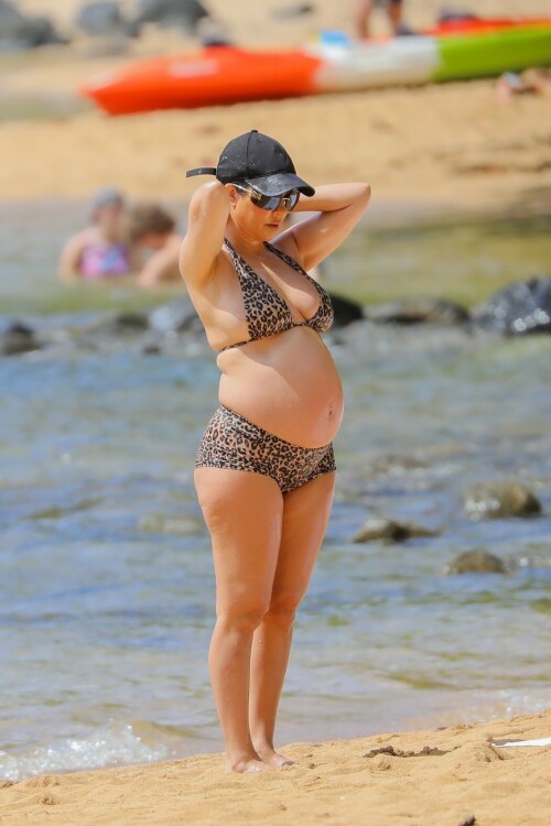 Kourtney-Kardashian-baby-bump-in-Kauai-Hawaii---July-11-2023-4253934447734dc3a7.jpeg