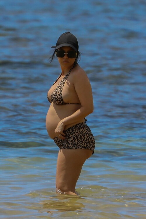 Kourtney-Kardashian-baby-bump-in-Kauai-Hawaii---July-11-2023-4268bbdf759a50ccb.jpeg