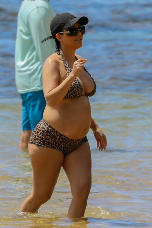 Kourtney-Kardashian-baby-bump-in-Kauai-Hawaii---July-11-2023-56d40f3e8be8ffc81.jpeg