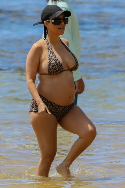 Kourtney-Kardashian-baby-bump-in-Kauai-Hawaii---July-11-2023-6b02514af346da149.jpeg