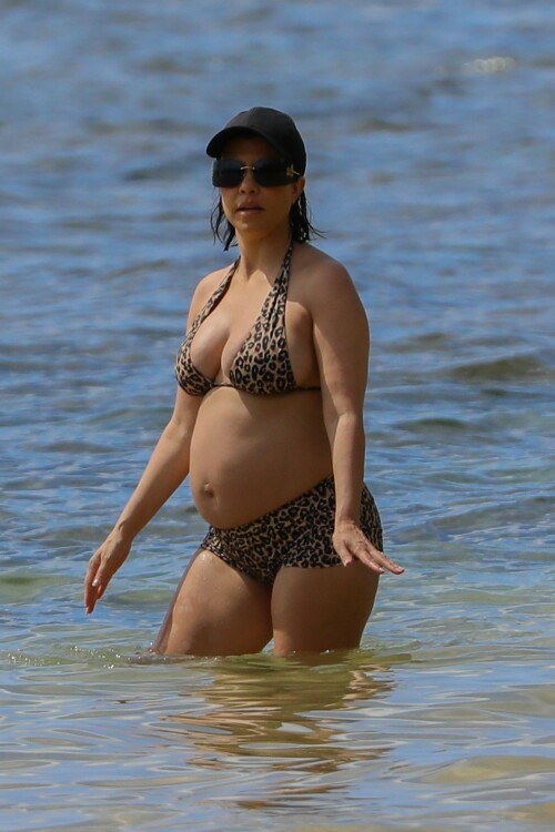 Kourtney-Kardashian-baby-bump-in-Kauai-Hawaii---July-11-2023-904a52f197d7b9f53.jpeg