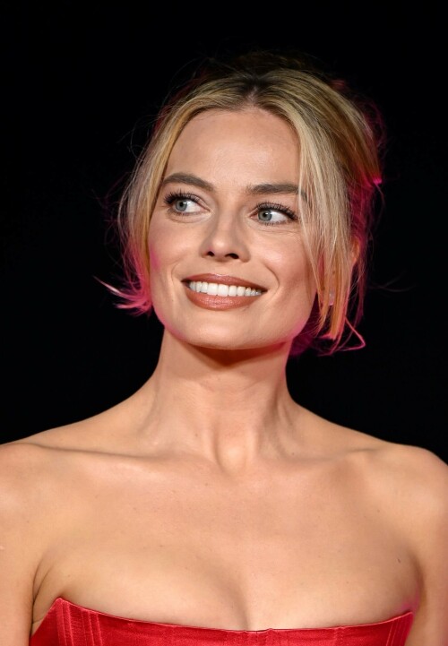 MargotRobbie_BarbieUK_Photocall_July122023_19db43d76b7d995b16.jpeg