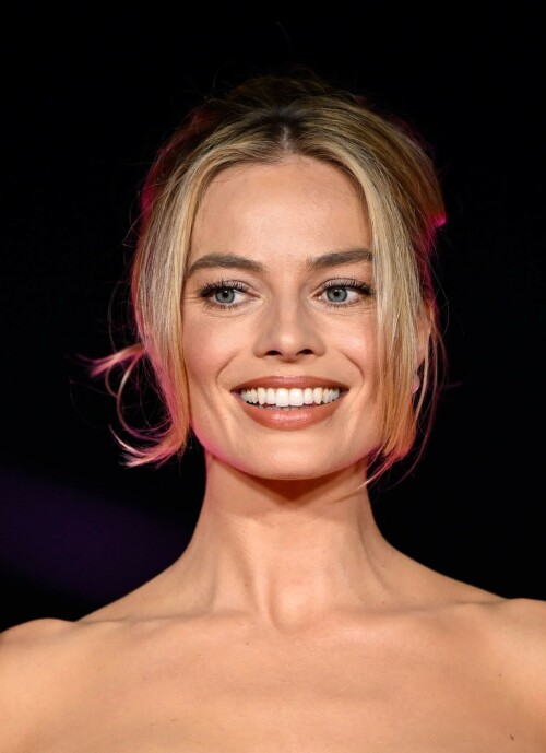 MargotRobbie_BarbieUK_Photocall_July122023_245c58046eac8e70fa.jpeg