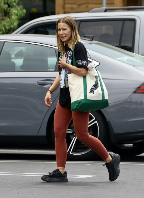 Kristen-Bell---Grocery-shopping-in-Los-Angeles-August-9-2023_HQPics.Space_00033f243790596e1f73.jpeg