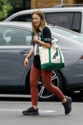 Kristen-Bell---Grocery-shopping-in-Los-Angeles-August-9-2023_HQPics.Space_00033f243790596e1f73