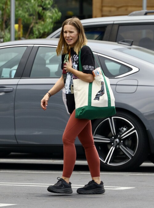 Kristen-Bell---Grocery-shopping-in-Los-Angeles-August-9-2023_HQPics.Space_00046724774457a26848.jpeg