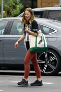 Kristen-Bell---Grocery-shopping-in-Los-Angeles-August-9-2023_HQPics.Space_00046724774457a26848