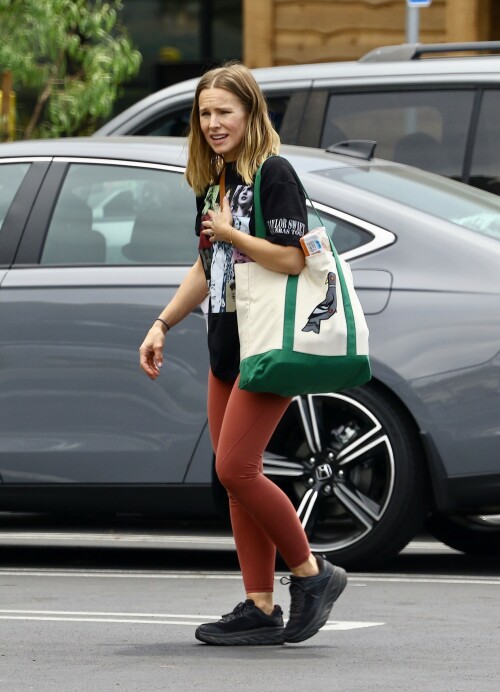 Kristen-Bell---Grocery-shopping-in-Los-Angeles-August-9-2023_HQPics.Space_0005ed32191f6f9b4b07.jpeg