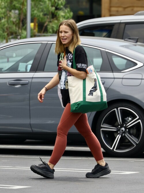 Kristen-Bell---Grocery-shopping-in-Los-Angeles-August-9-2023_HQPics.Space_00068f662e42cd27bc8b.jpeg