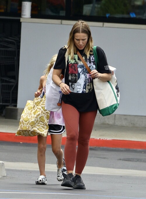 Kristen-Bell---Grocery-shopping-in-Los-Angeles-August-9-2023_HQPics.Space_00077d3479531ea36abc.jpeg