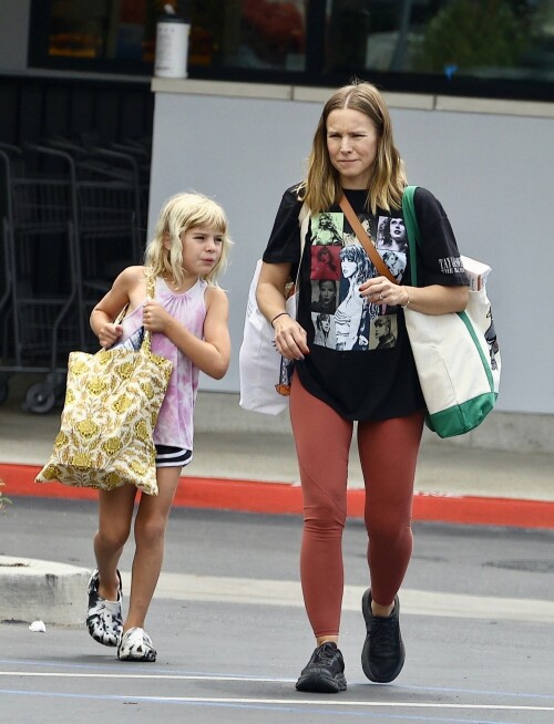 Kristen-Bell---Grocery-shopping-in-Los-Angeles-August-9-2023_HQPics.Space_000860264b307ab5f61f.jpeg