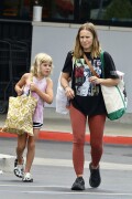 Kristen-Bell---Grocery-shopping-in-Los-Angeles-August-9-2023_HQPics.Space_000860264b307ab5f61f