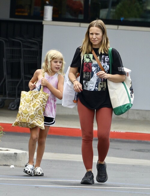 Kristen-Bell---Grocery-shopping-in-Los-Angeles-August-9-2023_HQPics.Space_0009ab36ff59d445635f.jpeg