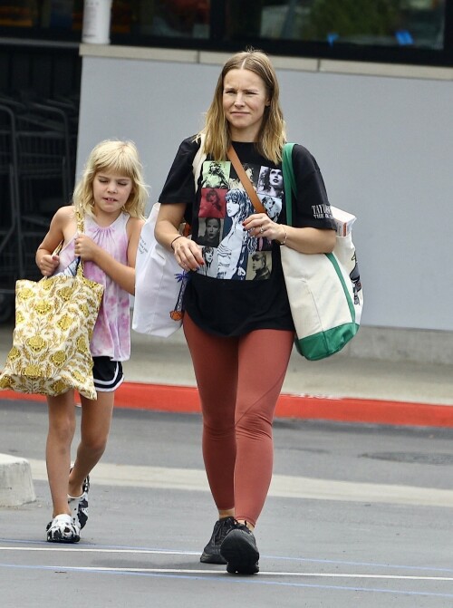 Kristen-Bell---Grocery-shopping-in-Los-Angeles-August-9-2023_HQPics.Space_0010213923ef5d7a476c.jpeg