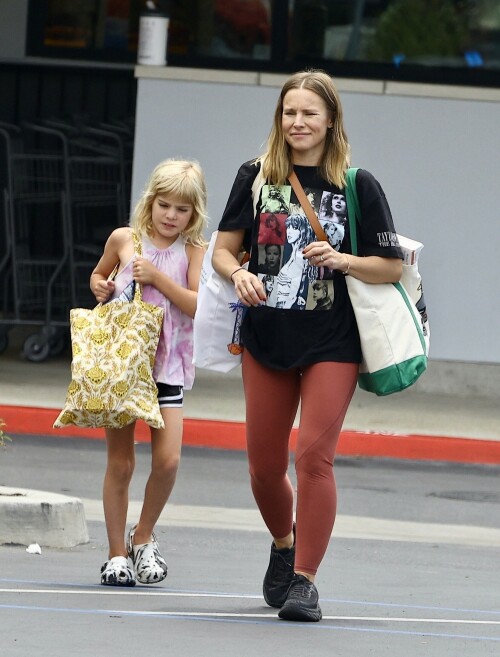 Kristen-Bell---Grocery-shopping-in-Los-Angeles-August-9-2023_HQPics.Space_00115e1a85f86363b918.jpeg