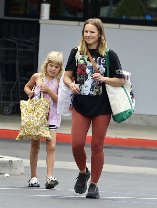 Kristen-Bell---Grocery-shopping-in-Los-Angeles-August-9-2023_HQPics.Space_001258d291716107ea57.jpeg