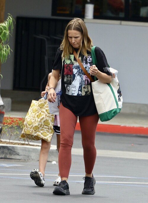 Kristen-Bell---Grocery-shopping-in-Los-Angeles-August-9-2023_HQPics.Space_00131fb4e97da85f37a7.jpeg