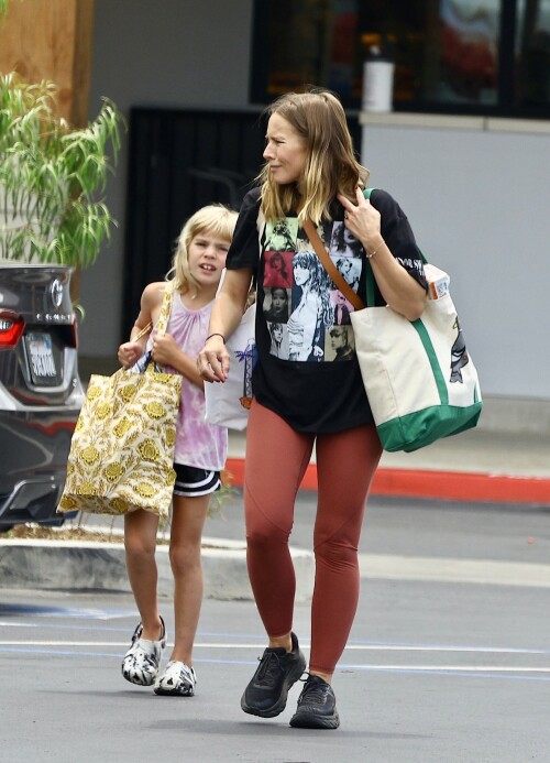 Kristen-Bell---Grocery-shopping-in-Los-Angeles-August-9-2023_HQPics.Space_0015cbc6f3ebc8b3a75e.jpeg