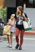 Kristen-Bell---Grocery-shopping-in-Los-Angeles-August-9-2023_HQPics.Space_0015cbc6f3ebc8b3a75e